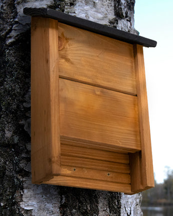 Woodlink Wooden Bat Shelter with Black Roof, 15 bats
